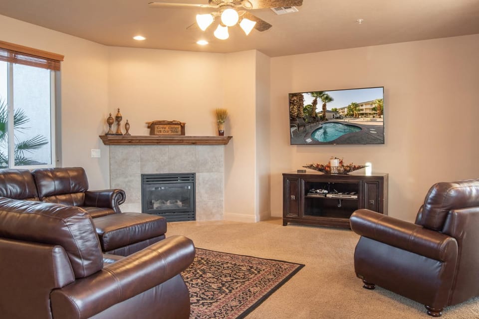 2102 Las Palmas Main level, 3 bd, 2 bath Las Palmas Unit, Shared Pool and Hot Tub House in St George