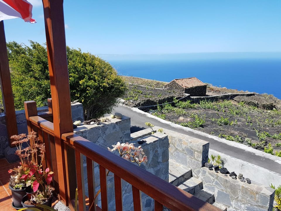 House the Viñas 2 With views of the sea, the mountains and the volcanoes House in La Palma