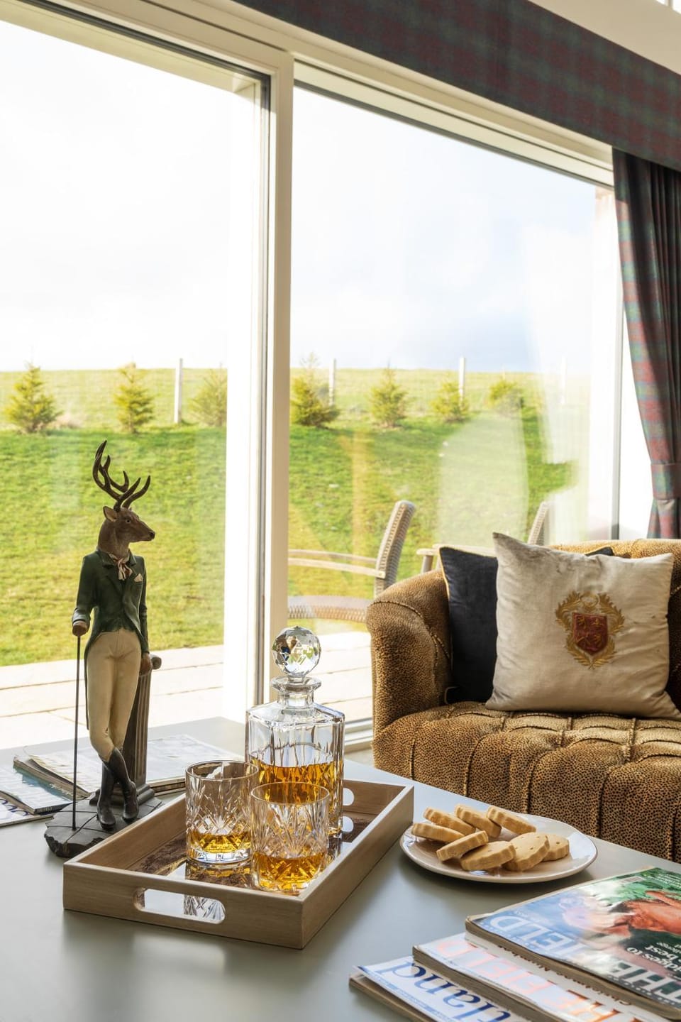 Living room, Food and drinks, Seating area