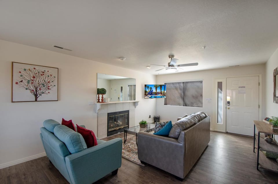 704 Main level 3 bd Unit in Las Palmas, Shared Pool and Hot Tub, Great Clubhouse Amenities House in St George