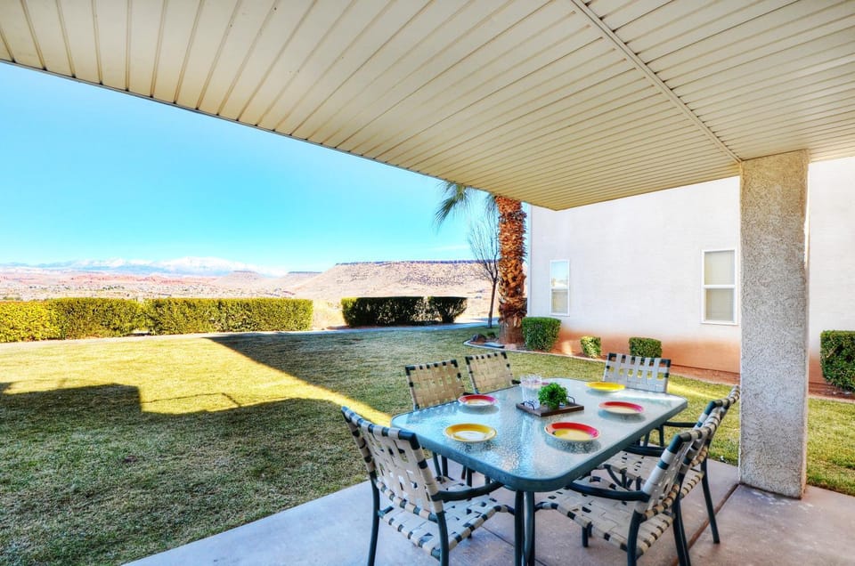 704 Main level 3 bd Unit in Las Palmas, Shared Pool and Hot Tub, Great Clubhouse Amenities House in St George