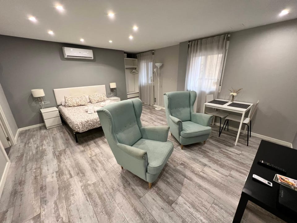 Photo of the whole room, Bedroom