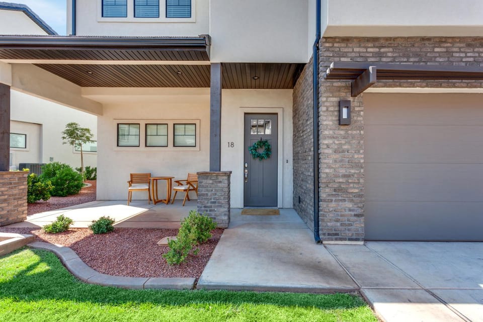 Ocotillo Springs 18 Sleeps 23, Community Pool and Hot Tub, Beautiful View of Ocotillo Springs Amenities House in Santa Clara