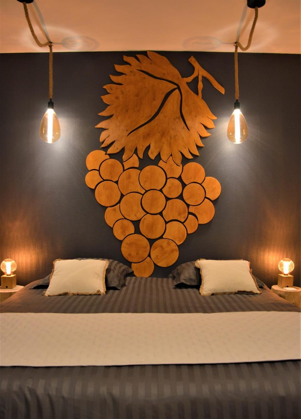 Bed, Photo of the whole room, Decorative detail, Bedroom
