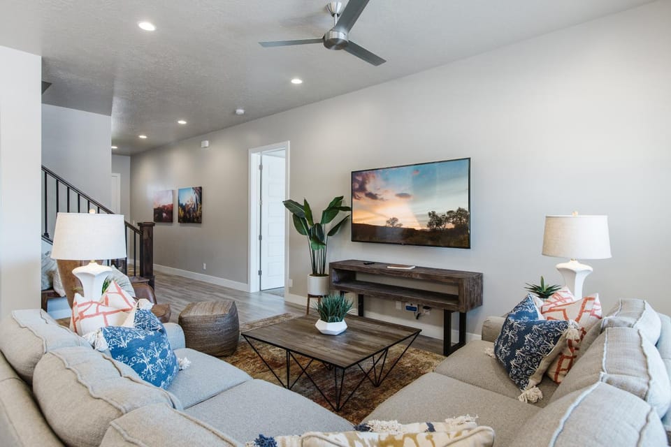 Ocotillo Springs 21 Sleeps 22 guests, Fire pit, Community Pool and Hot Tub House in Santa Clara