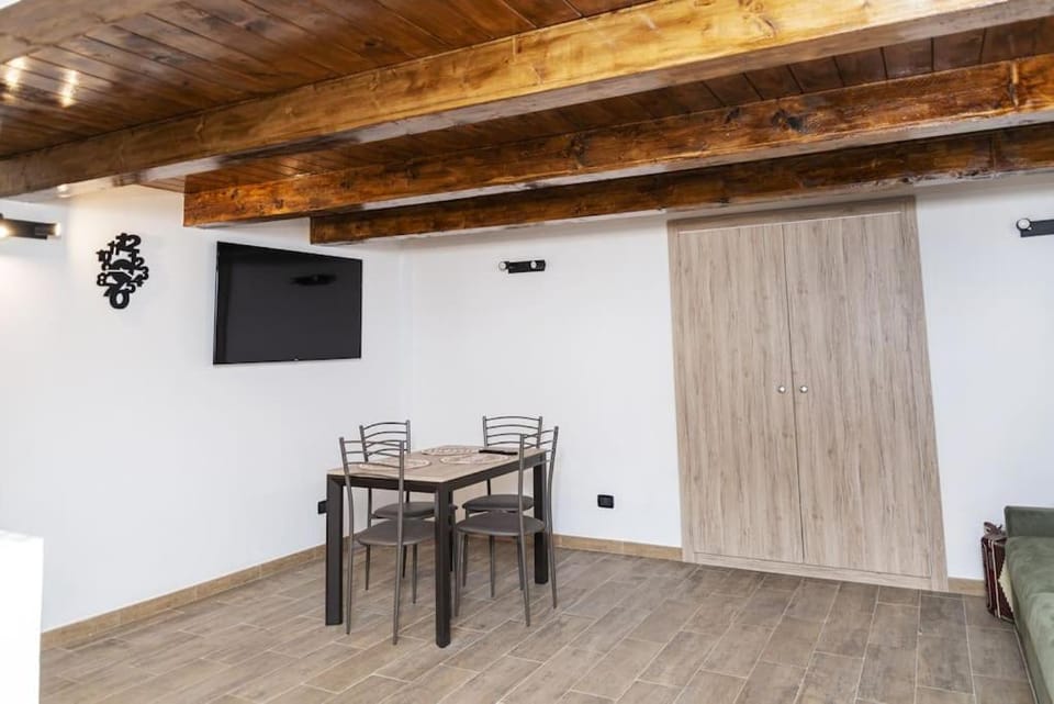 TV and multimedia, Living room, Seating area, Dining area