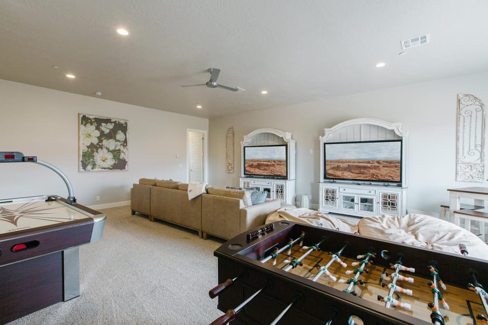 Ocotillo Springs 32 l Sleeps 33, 6 Bedrooms with Private Pool and Hot Tub House in Santa Clara