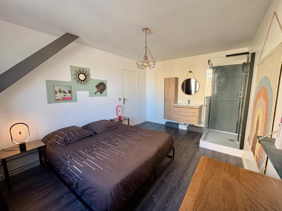 Photo of the whole room, Bedroom