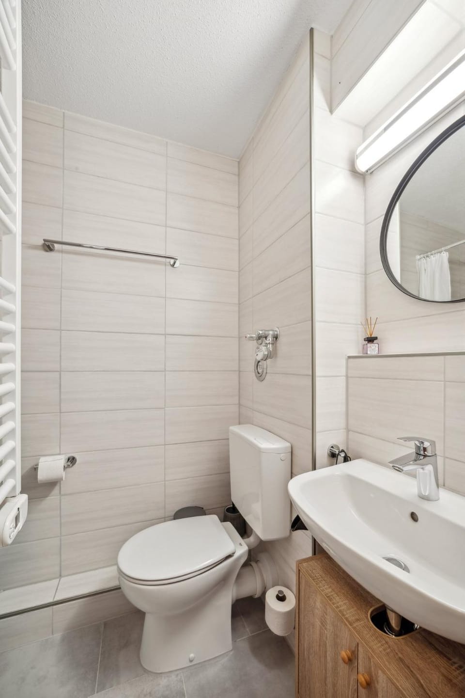 Shower, Toilet, Bathroom, towels