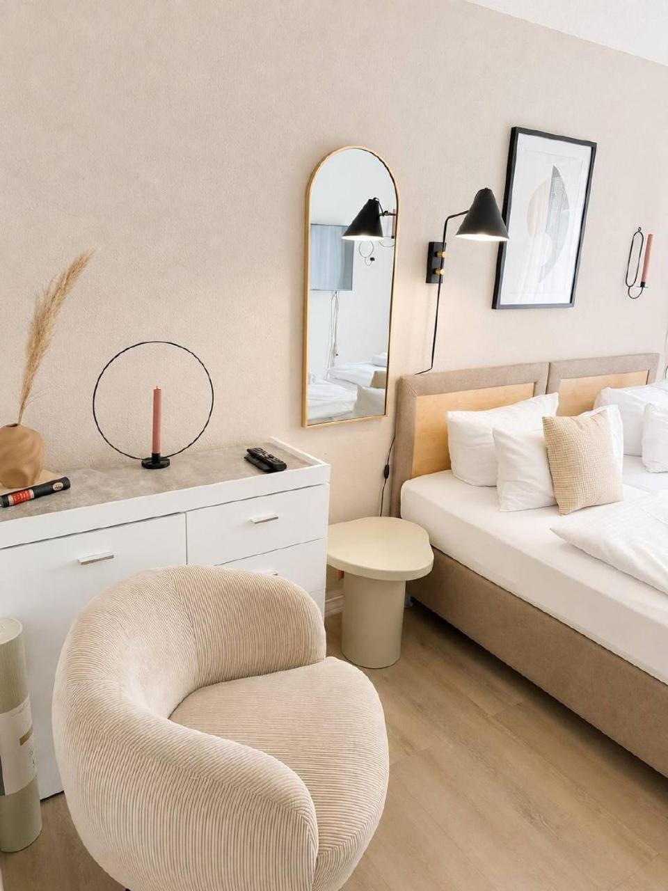 Bed, Living room, Photo of the whole room, Seating area, Bedroom