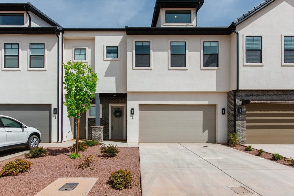 Ocotillo Springs 4 Ping Pong Table, X Box One, and close access to the Community Pool House in Santa Clara