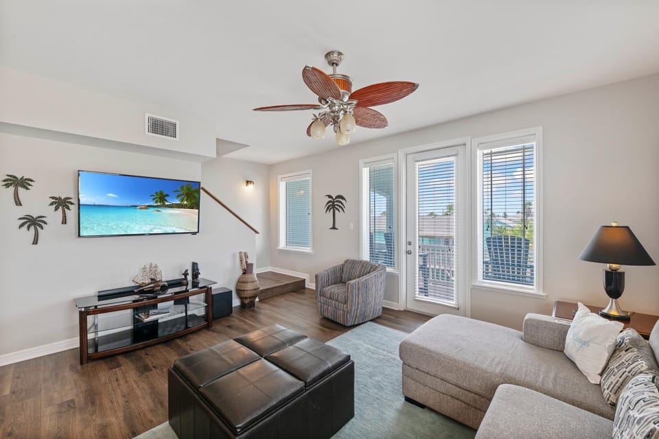 Neighbourhood, TV and multimedia, Living room, Seating area, furniture, air conditioner