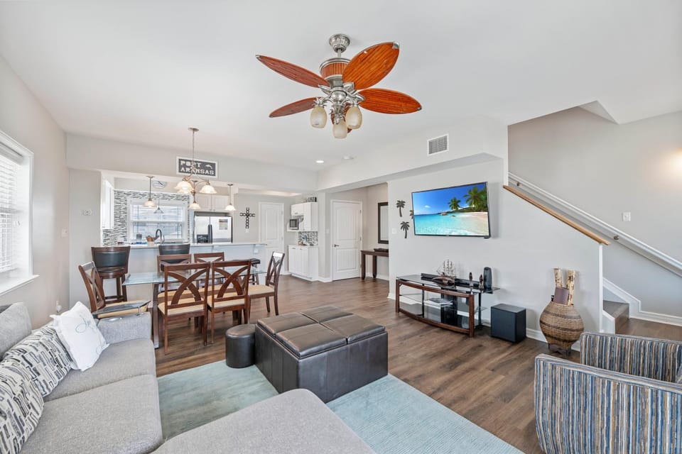 TV and multimedia, Living room, Seating area, Dining area, furniture, air conditioner