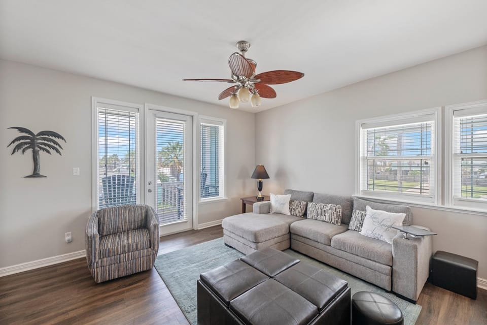 Day, Balcony/Terrace, Living room, Seating area, furniture