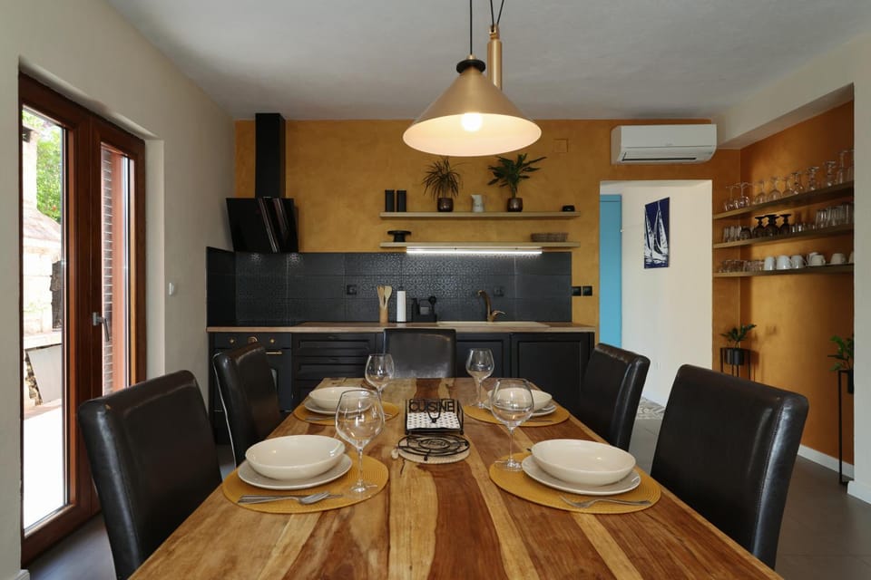 Coffee/tea facilities, Kitchen or kitchenette, Seating area, Dining area, microwave, oven, stove, kitchen