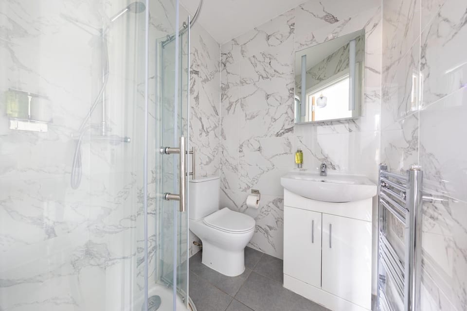 Functional Budget Stay with Wi-Fi and Laundry Facilities near Tube Station Apartment in London Borough of Islington