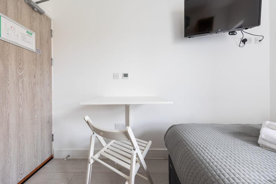 Functional Budget Stay with Wi-Fi and Laundry Facilities near Tube Station Apartment in London Borough of Islington