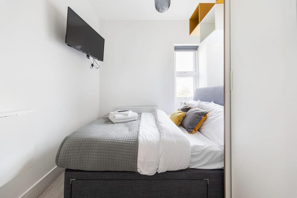 Functional Budget Stay with Wi-Fi and Laundry Facilities near Tube Station Apartment in London Borough of Islington