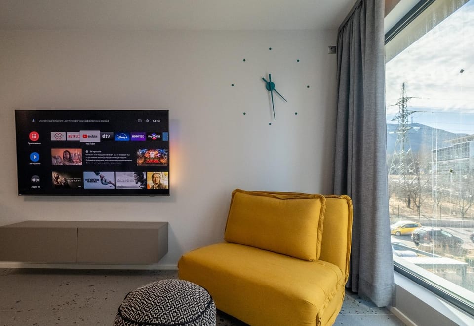 Communal lounge/ TV room, Mountain view