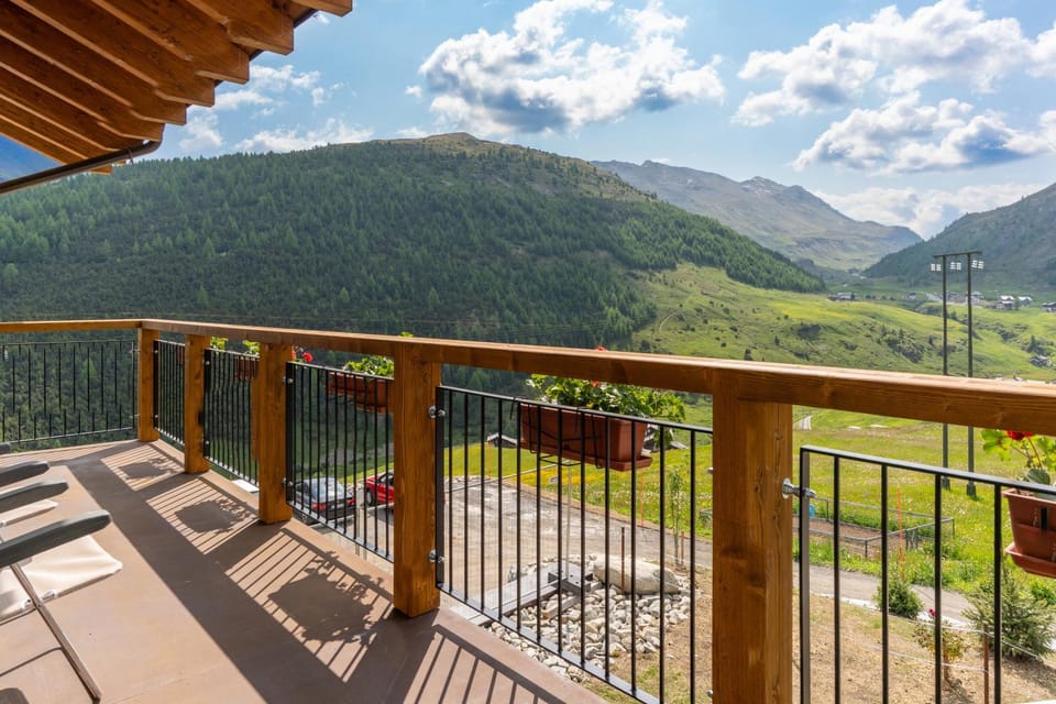 Nearby landmark, Natural landscape, View (from property/room), Balcony/Terrace, Mountain view