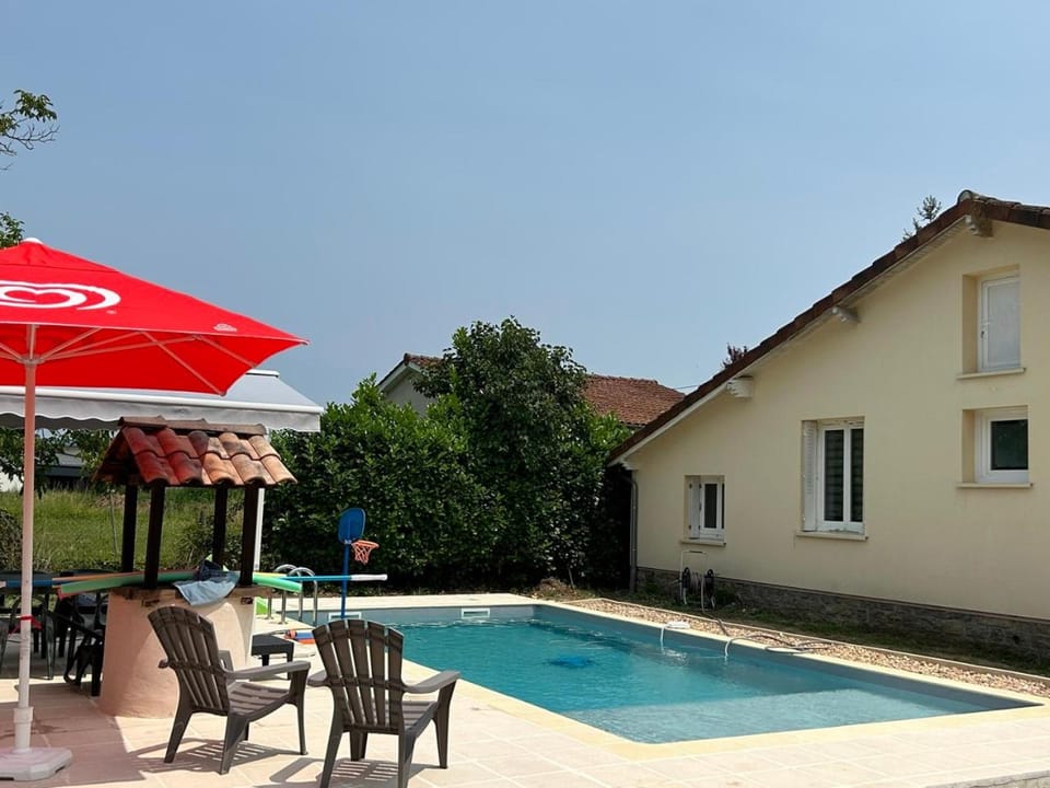 Jolie Villa indépendante climatisée 3 chambres tout confort 6 couchages, piscine chauffée 4 X 8 et jacuzzi disponibles de Mai à fin Septembre, boulodrome éclairé, ping-pong, wifi, proche commerces Animaux domestiques sur demande Villa in Occitanie