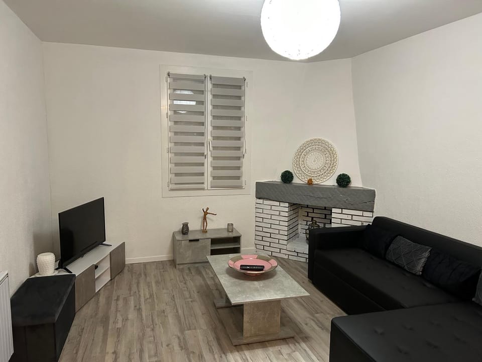 Jolie Villa indépendante climatisée 3 chambres tout confort 6 couchages, piscine chauffée 4 X 8 et jacuzzi disponibles de Mai à fin Septembre, boulodrome éclairé, ping-pong, wifi, proche commerces Animaux domestiques sur demande Villa in Occitanie