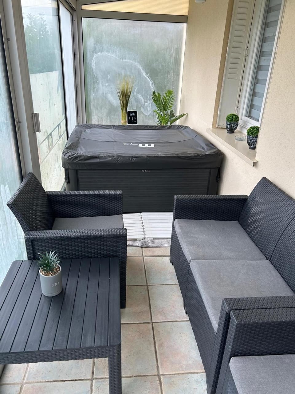 Jolie Villa indépendante climatisée 3 chambres tout confort 6 couchages, piscine chauffée 4 X 8 et jacuzzi disponibles de Mai à fin Septembre, boulodrome éclairé, ping-pong, wifi, proche commerces Animaux domestiques sur demande Villa in Occitanie