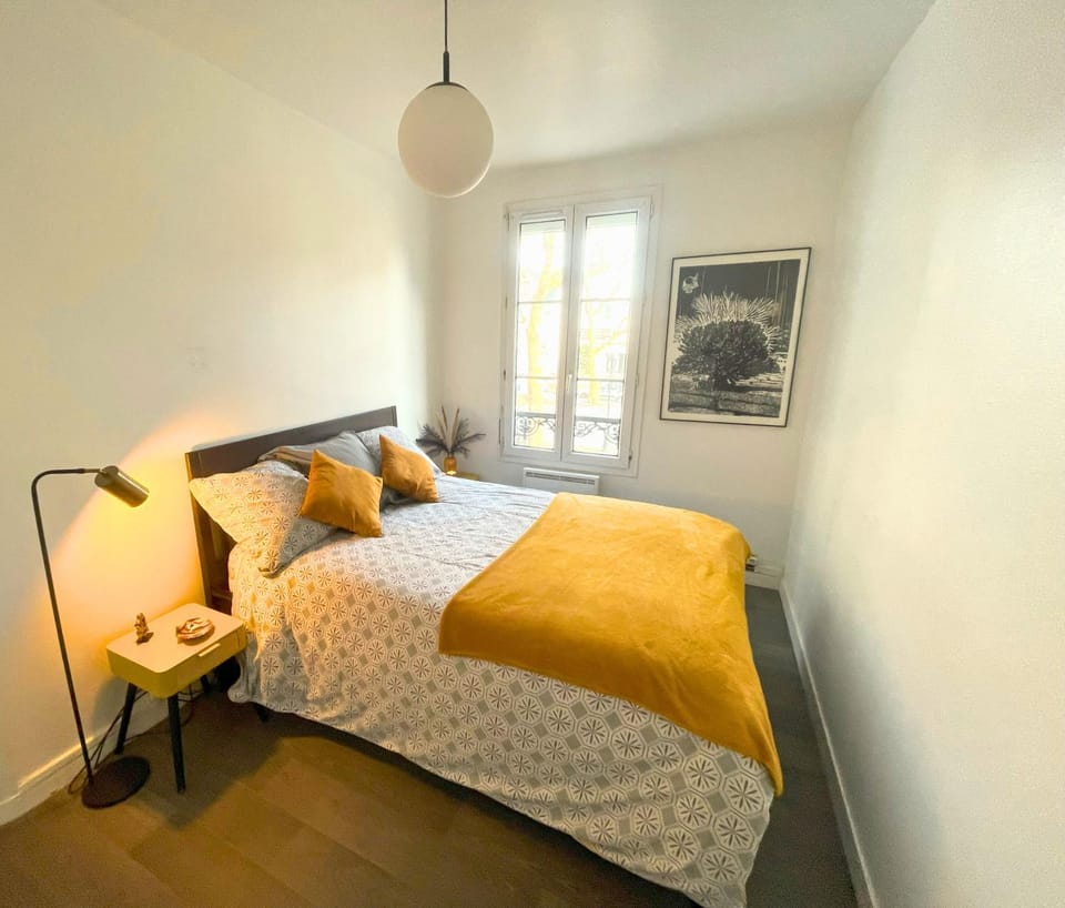 Shower, Spring, Photo of the whole room, Decorative detail, Bedroom, Landmark view, cot, hair dryier, heating, internet, dryer
