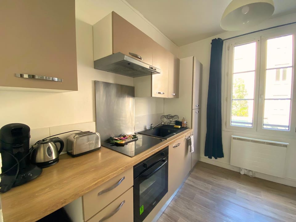 Nearby landmark, Day, Neighbourhood, Natural landscape, Summer, Coffee/tea facilities, Food, group of guests, Inner courtyard view, ATM, oven, stove, toaster, kitchen