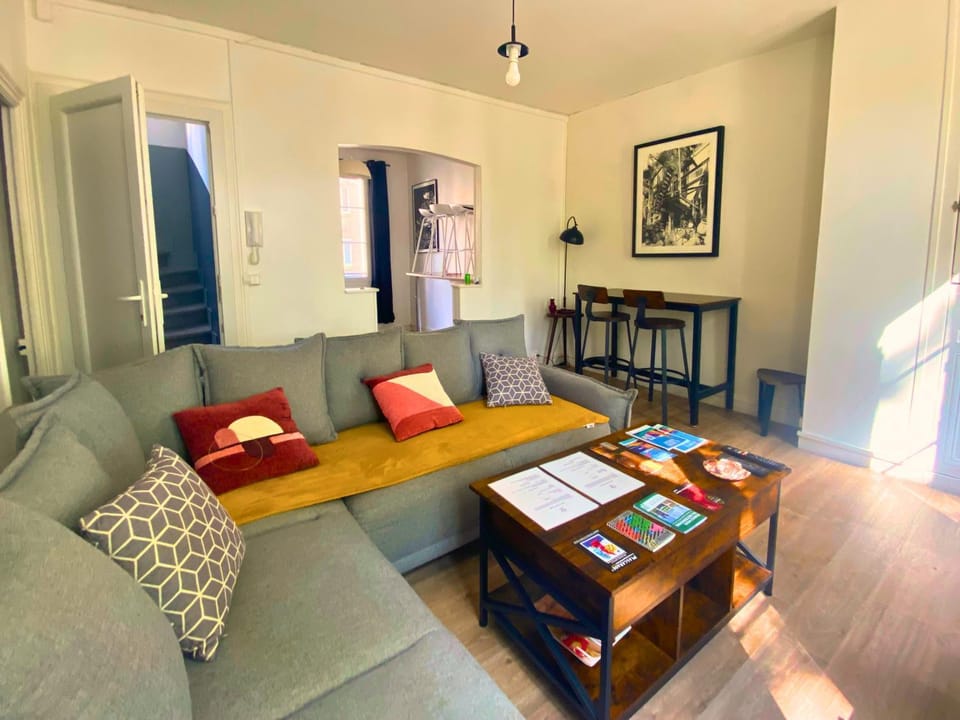 Property building, Night, Summer, TV and multimedia, Living room, Lounge or bar, Decorative detail, Seating area, Dining area, stove, kitchen