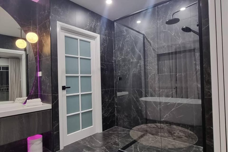 4 bedroom 8 guest House in Sydney