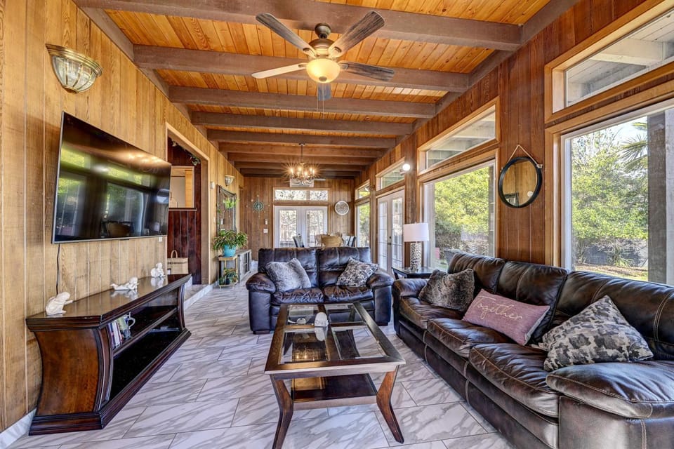 Pet-Friendly Grants Pass Home with Hot Tub! House in Grants Pass