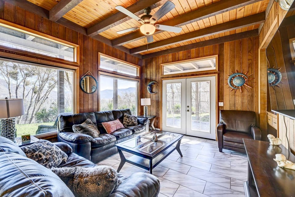 Pet-Friendly Grants Pass Home with Hot Tub! House in Grants Pass