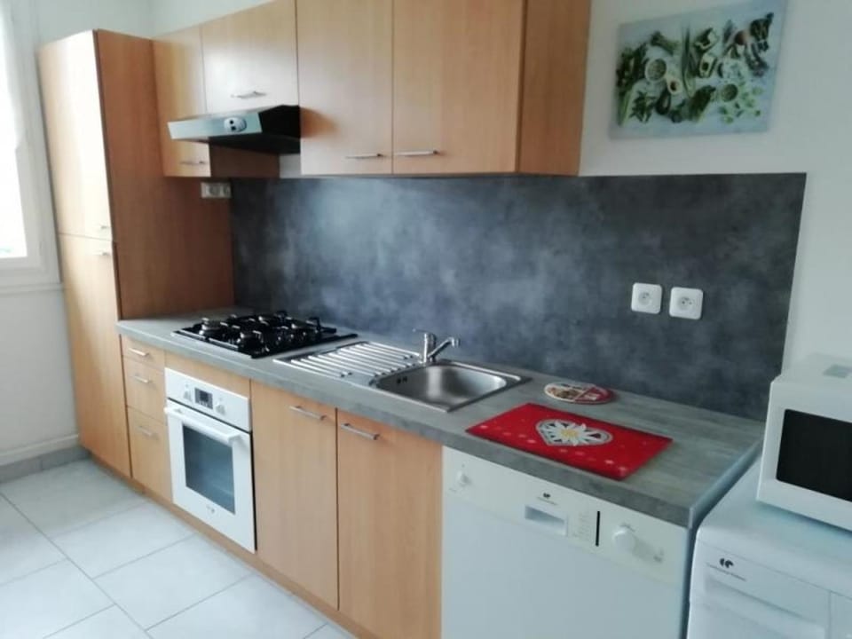 **Appartement T3 Centre-Ville La Roche-Posay avec Piscine, Terrasse et Wi-Fi** - FR-1-541-74 Apartment in Nouvelle-Aquitaine