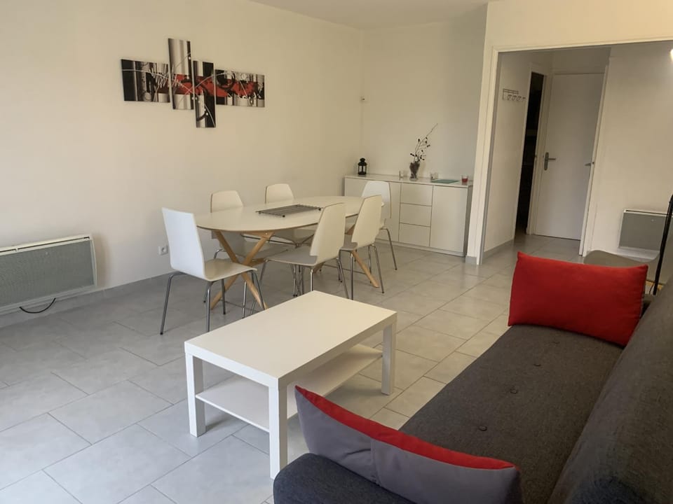 Appartement T3 en Centre-Ville de La Roche-Posay avec Terrasse, Piscine et Parking - FR-1-541-75 Apartment in Nouvelle-Aquitaine