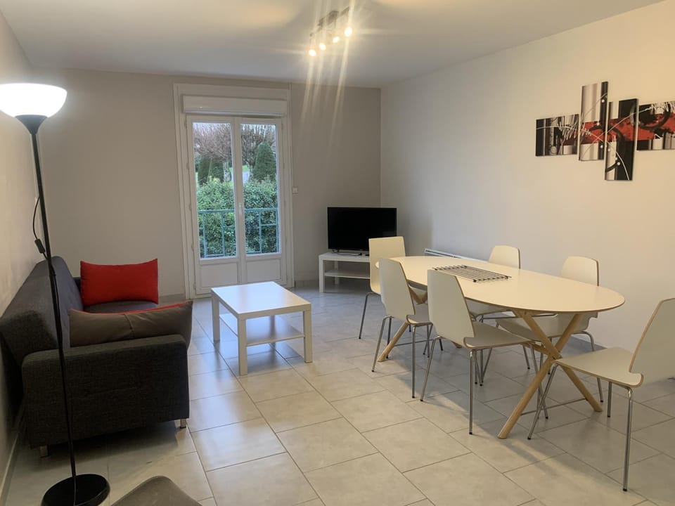 Appartement T3 en Centre-Ville de La Roche-Posay avec Terrasse, Piscine et Parking - FR-1-541-75 Apartment in Nouvelle-Aquitaine