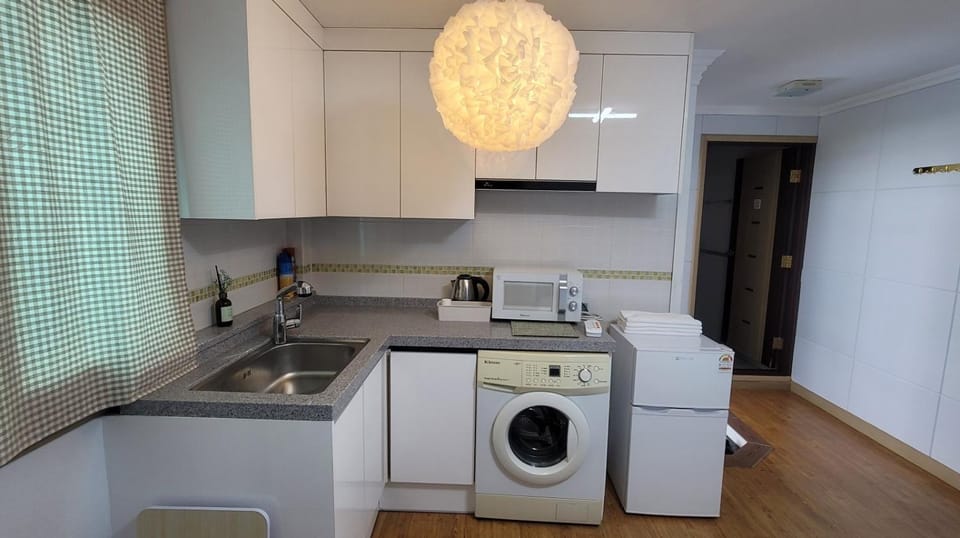 Kitchen or kitchenette, minibar, washing machine