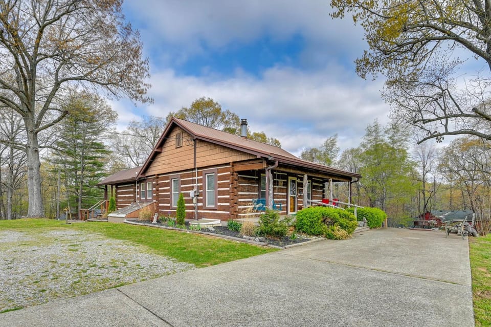 Country Escape: Log Cabin Near Kentucky Lake! Cabin in Kentucky