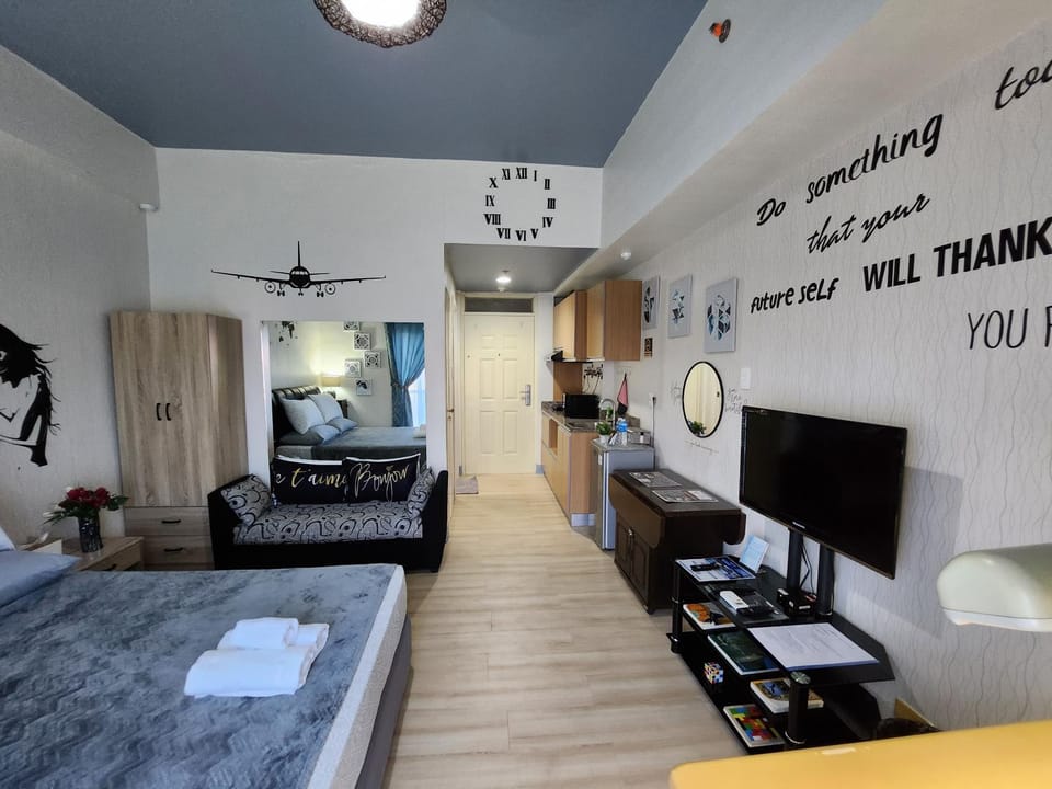 Bed, TV and multimedia, Photo of the whole room, Seating area, Bedroom