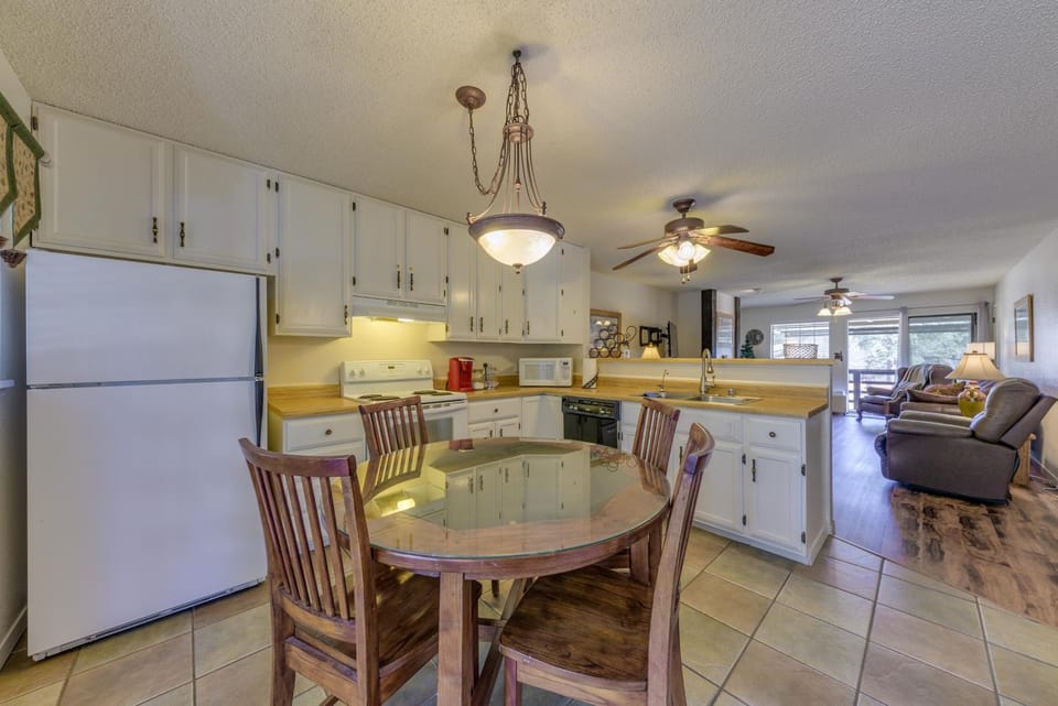 Ruidoso Condo w/ Golf View ~ 17 Mi to Ski Apache! House in Ruidoso