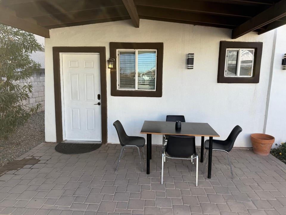 3 Bedroom, 2 Bath Whole House, Arizona State Univ, Tempe, Mesa Scottsdale on Light Rail, Dogs ok, Work Space House in Tempe