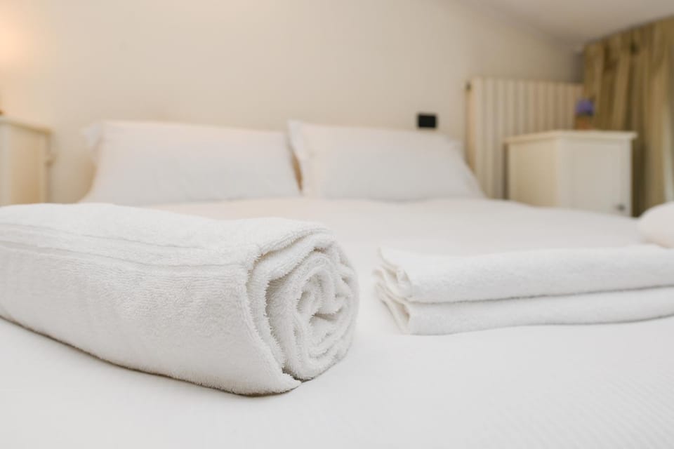 Bed, Bedroom, towels