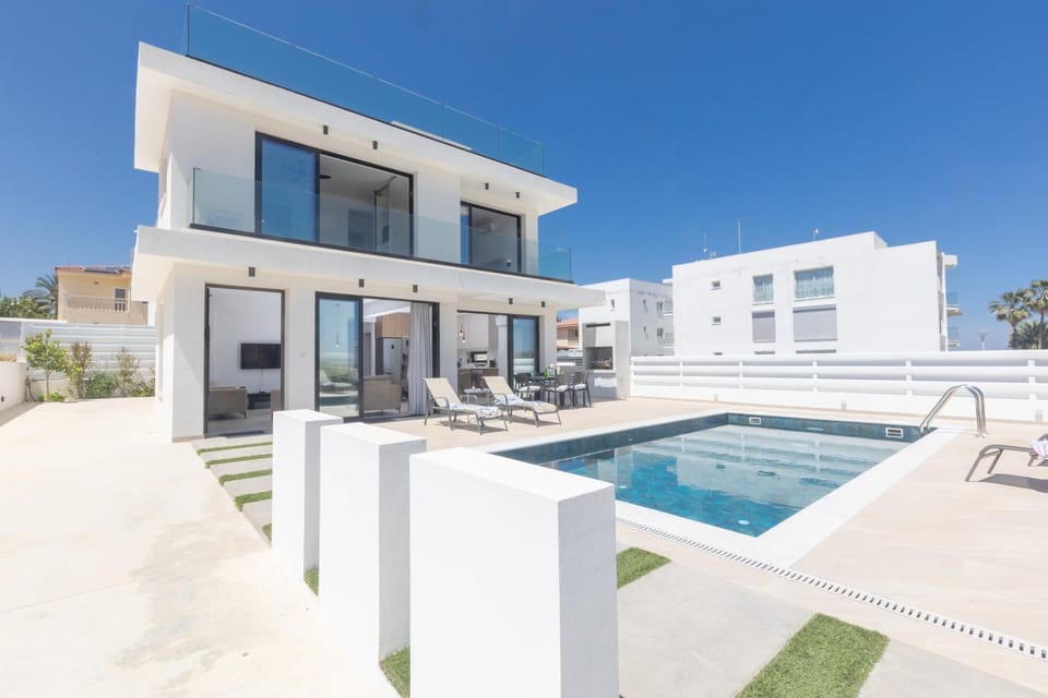 Property building, Swimming pool, sunbed