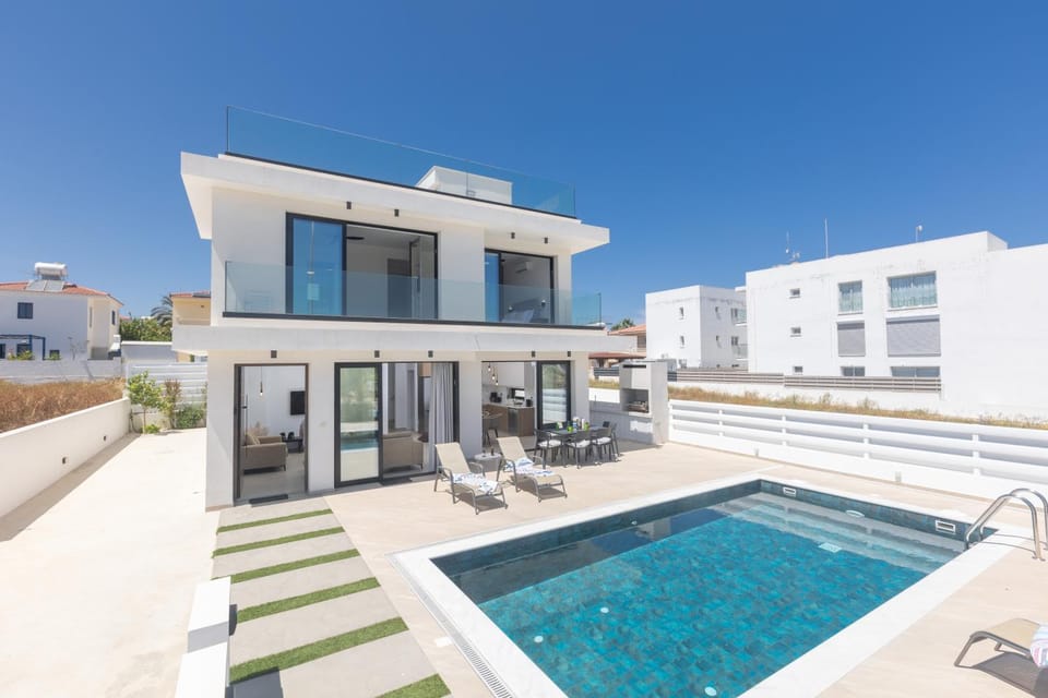 Property building, Swimming pool, sunbed