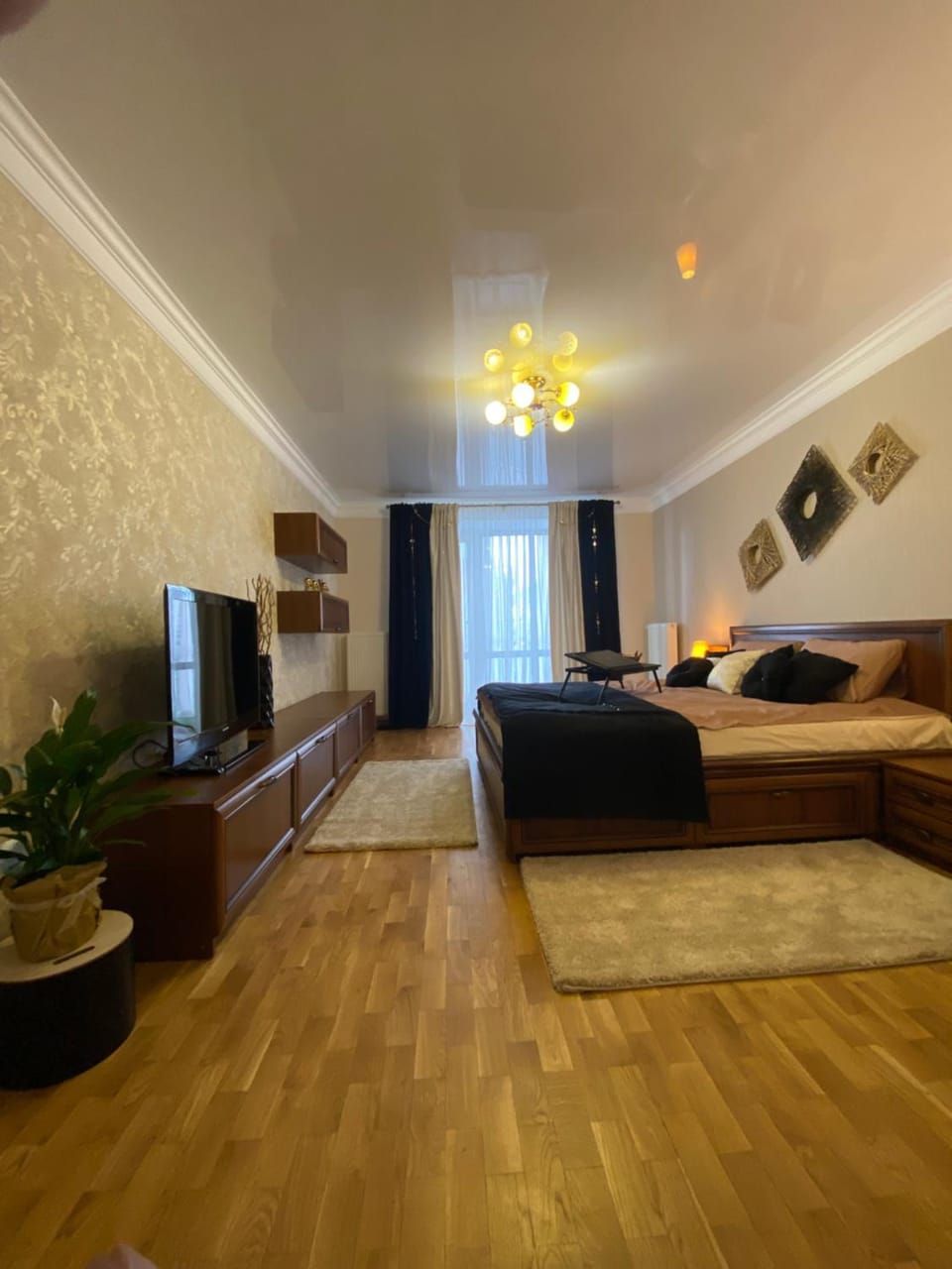 Bed, TV and multimedia, Photo of the whole room, Bedroom