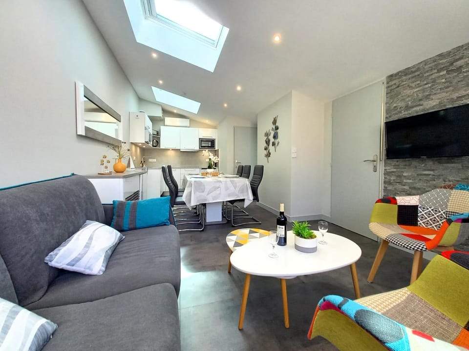 TV and multimedia, Kitchen or kitchenette, Living room, Seating area, Dining area