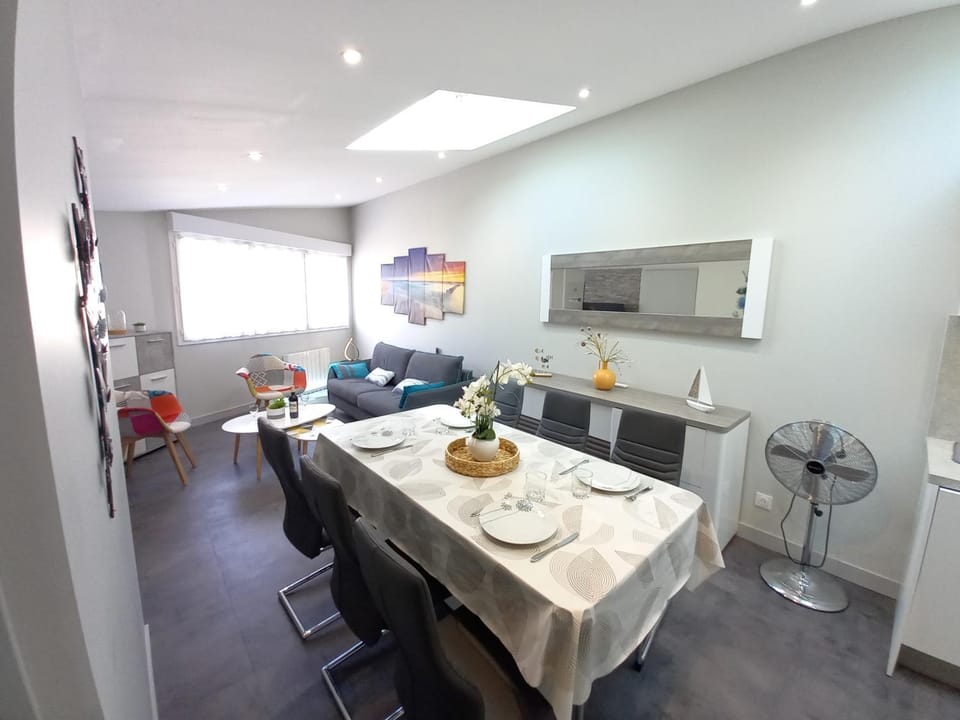 Kitchen or kitchenette, Living room, Seating area, Dining area, stove