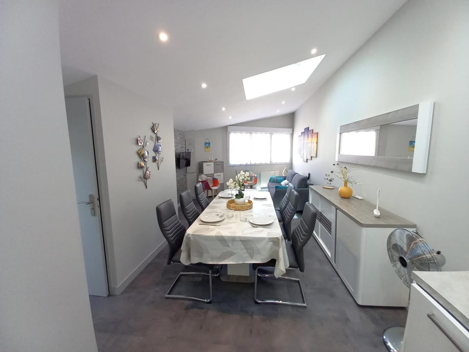 Kitchen or kitchenette, Living room, Seating area, Dining area, oven, stove