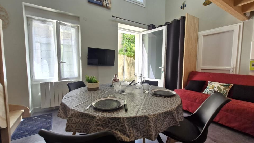 TV and multimedia, Living room, Seating area, Dining area