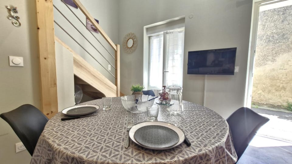 TV and multimedia, Living room, Seating area, Dining area